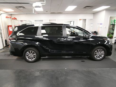 Used 2024 Toyota Sienna XLE FWD image 8