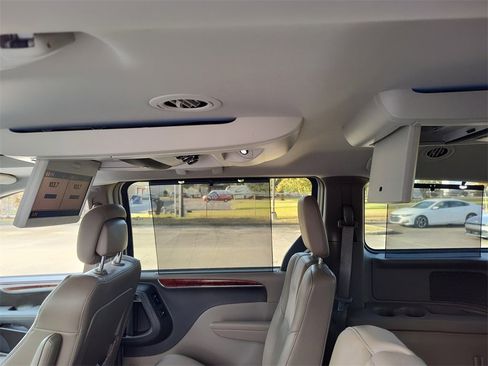 Used 2012 Chrysler Town & Country Limited w/ Luxury Group image 40
