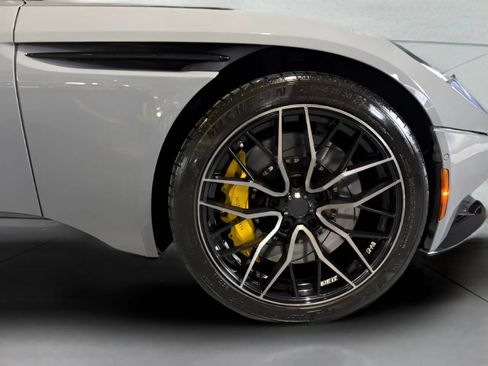 Used 2019 Aston Martin DB11 Volante RWD image 31