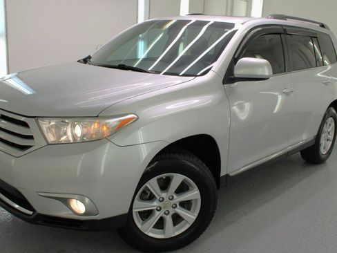 Used 2011 Toyota Highlander SE w/ Tow Pkg FWD image 13