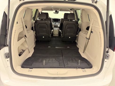 Used 2023 Chrysler Pacifica Touring-L FWD image 6