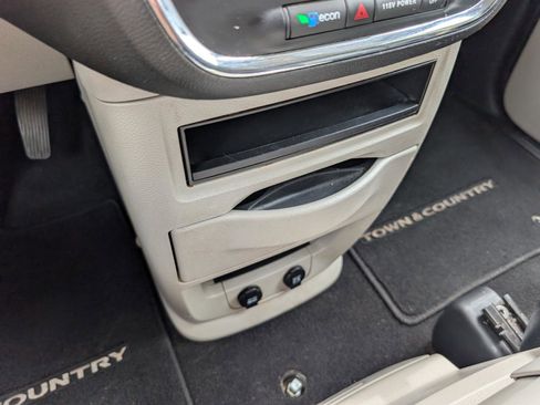 Used 2015 Chrysler Town & Country Touring FWD image 25