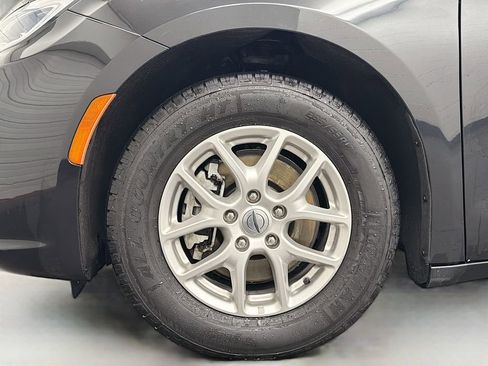 Used 2023 Chrysler Pacifica Touring-L image 31