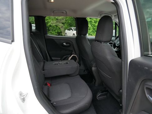 Used 2017 Jeep Renegade Latitude w/ Popular Equipment Group AWD/4WD image 9