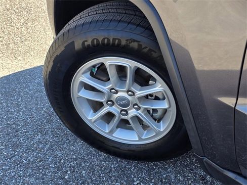 Used 2019 Jeep Grand Cherokee Laredo image 30