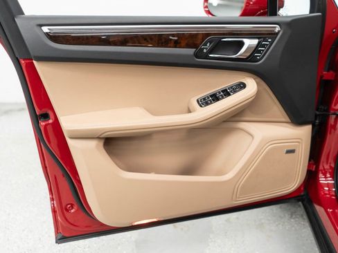 Used 2024 Porsche Macan w/ Premium Plus Package image 16