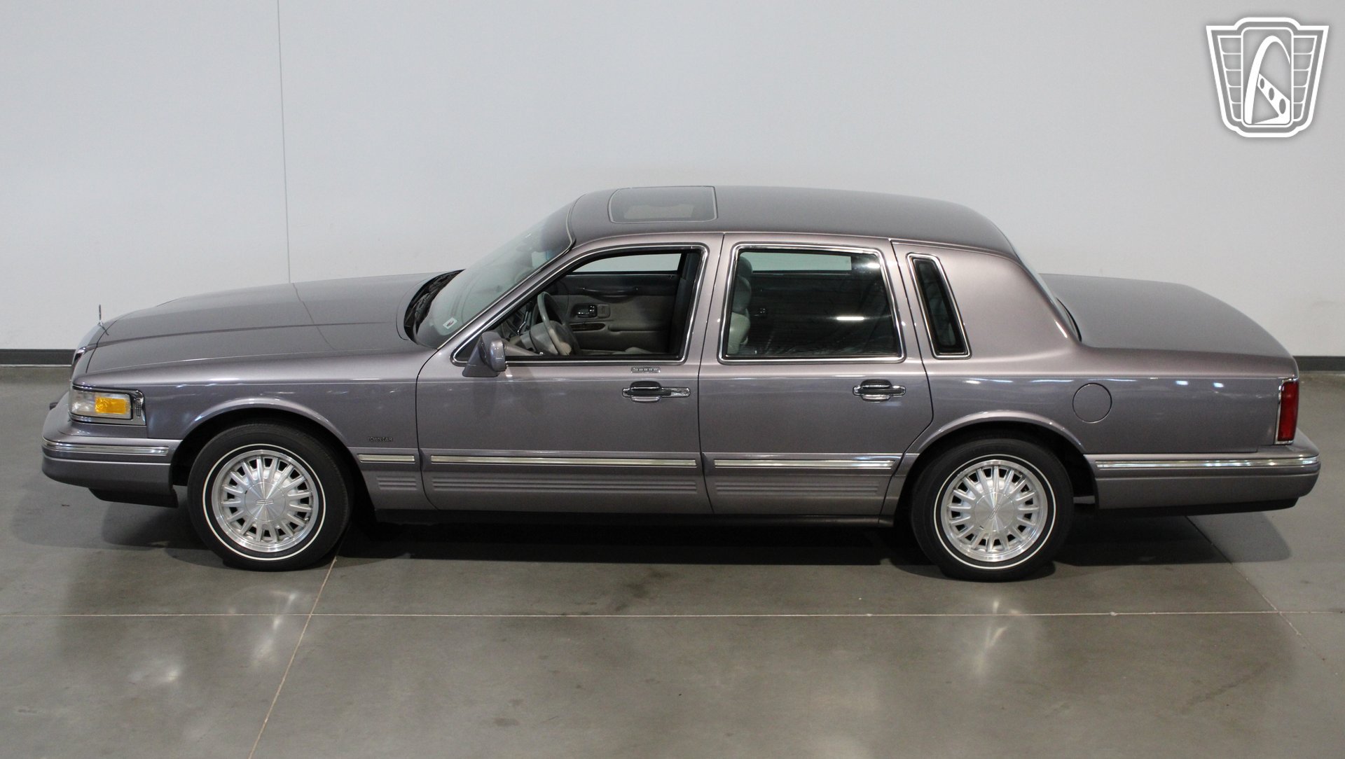 Used 1996 Lincoln Town Car Signature RWD image 20