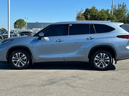 Used 2022 Toyota Highlander XLE AWD/4WD image 9