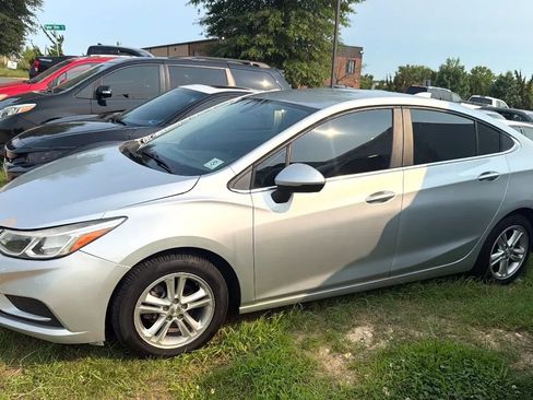 Used 2017 Chevrolet Cruze LT w/ Convenience Package FWD image 1