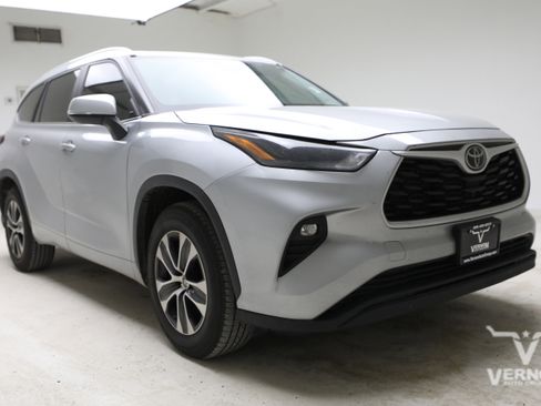 Used 2023 Toyota Highlander XLE FWD image 6