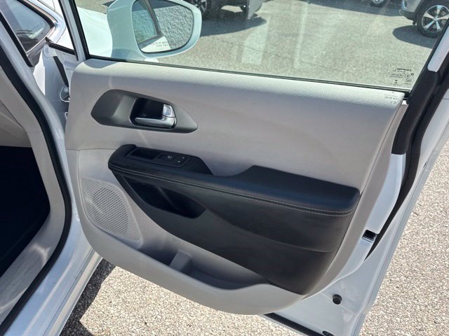 Used 2022 Chrysler Pacifica Touring-L FWD image 15