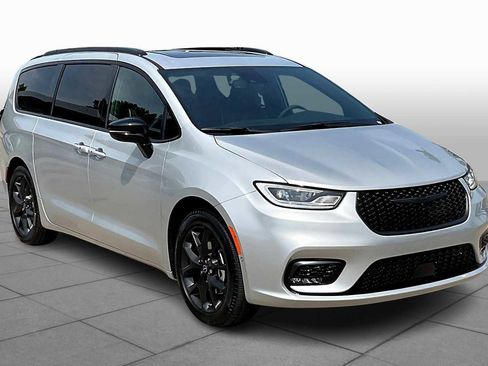 New 2026 Chrysler Pacifica Limited w/ S Appearance Package image 2