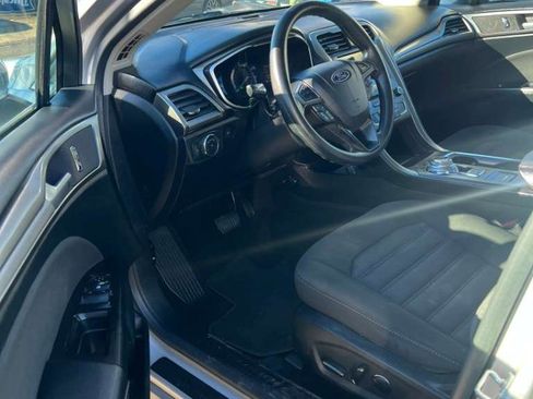 Used 2017 Ford Fusion SE w/ Fusion SE Technology Package image 14