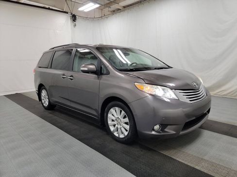 Used 2014 Toyota Sienna XLE image 3