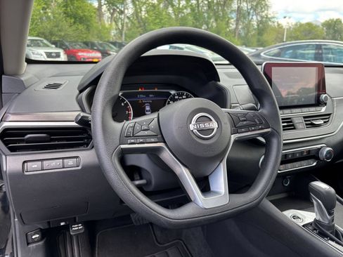 Used 2025 Nissan Altima 2.5 SV FWD image 30