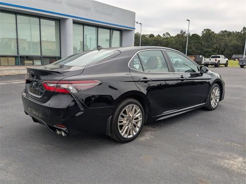 Used 2023 Toyota Camry SE image 4