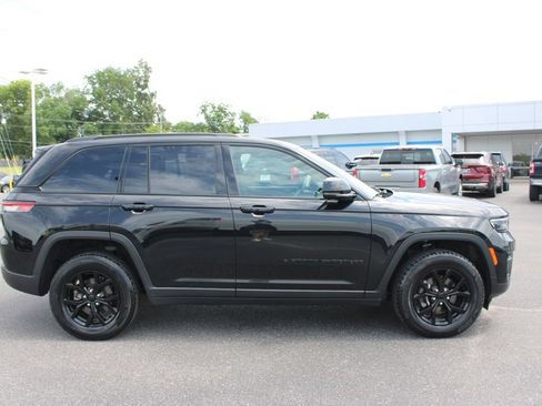 Used 2024 Jeep Grand Cherokee Altitude AWD/4WD image 11