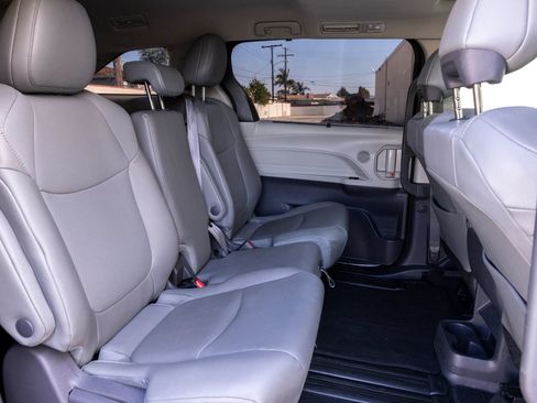 Used 2021 Toyota Sienna XLE FWD image 36