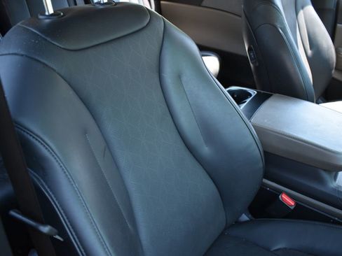 Used 2025 Kia Carnival FWD image 24