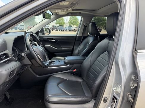 Used 2023 Toyota Highlander XLE FWD image 26