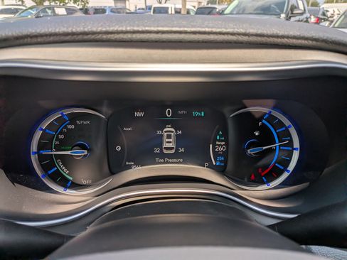 Used 2024 Chrysler Pacifica Pinnacle FWD image 30