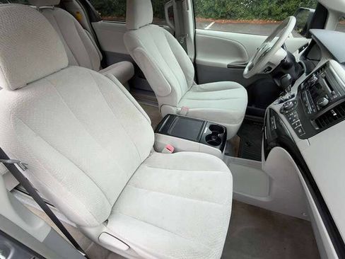 Used 2014 Toyota Sienna LE image 22