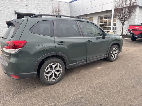 Used 2023 Subaru Forester Premium image 7