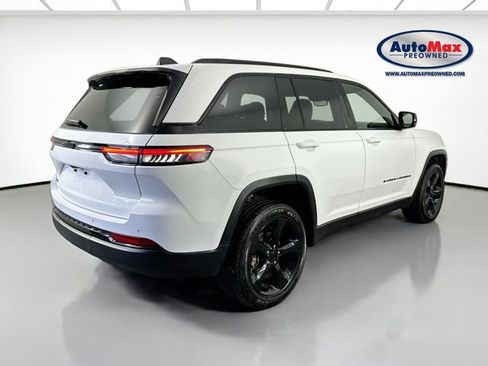 Used 2023 Jeep Grand Cherokee Altitude image 2