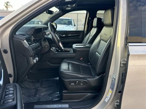 Used 2021 GMC Yukon XL Denali w/ Denali Premium Package image 18