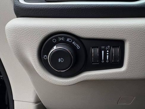 Used 2023 Chrysler Pacifica Touring-L image 24