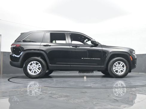 Used 2025 Jeep Grand Cherokee Laredo AWD/4WD image 55