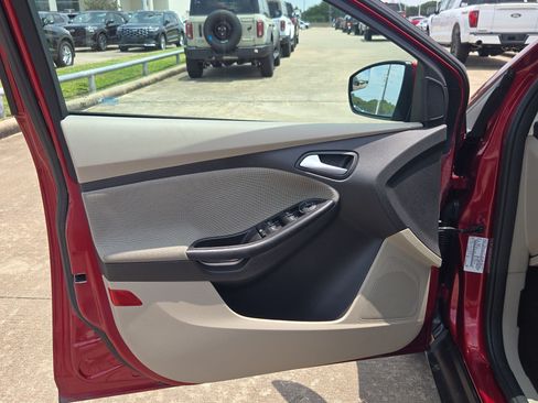 Used 2014 Ford Focus SE FWD image 12
