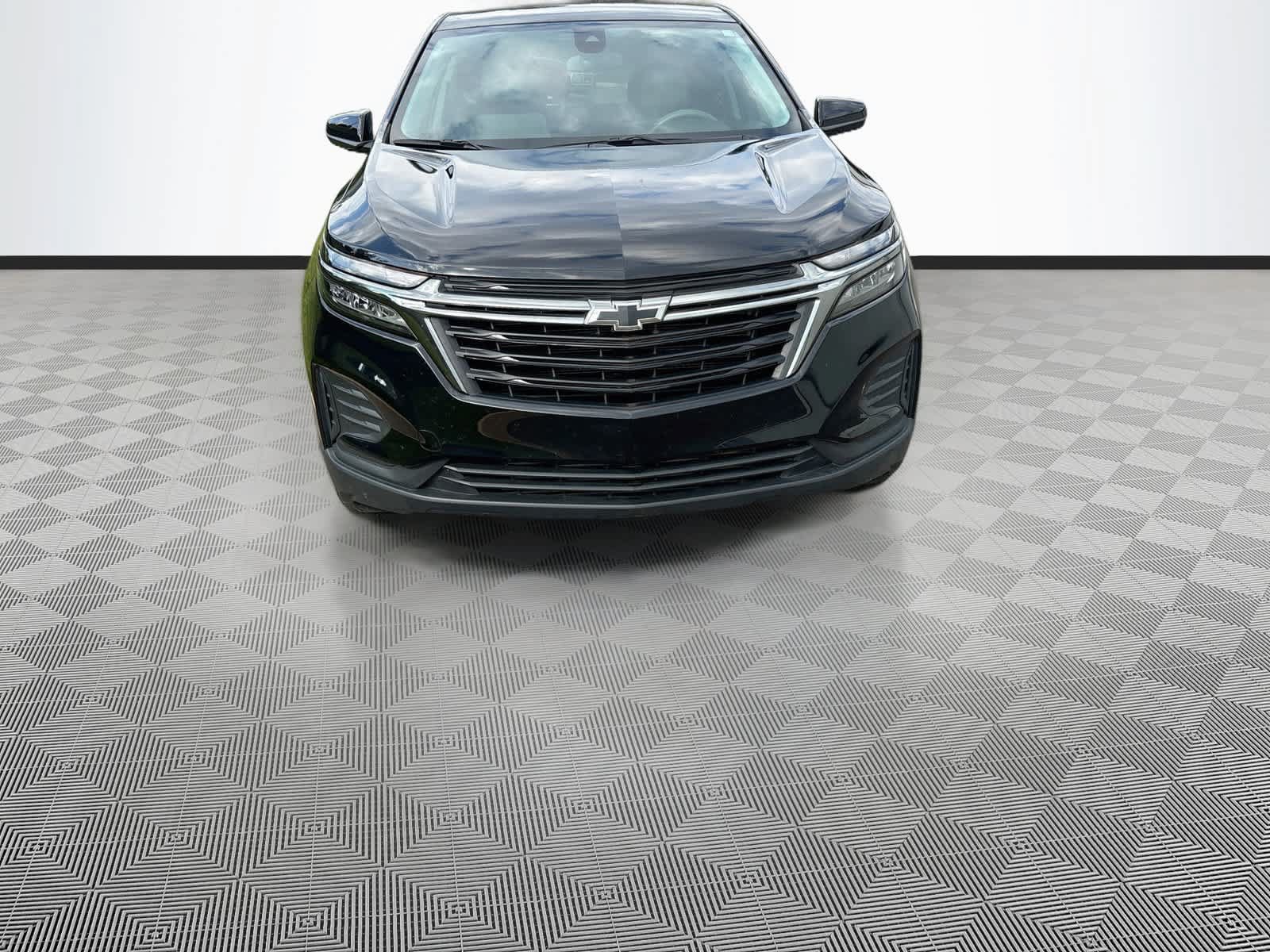 Used 2024 Chevrolet Equinox LS w/ LS Convenience Package AWD/4WD image 2