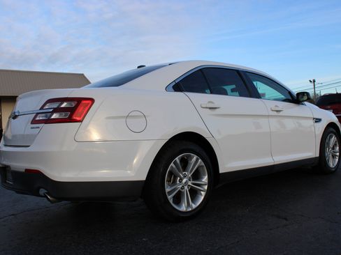 Used 2017 Ford Taurus SE image 4