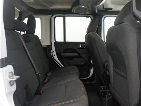 Used 2025 Jeep Wrangler Sahara image 13