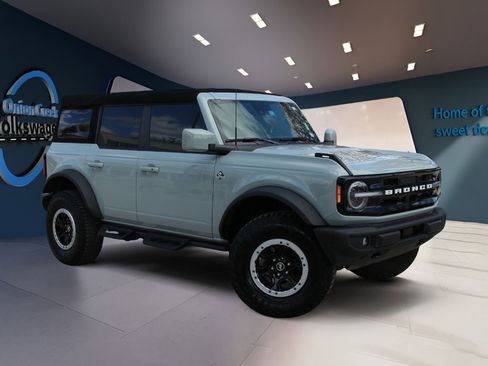 Used 2023 Ford Bronco Outer Banks AWD/4WD image 2