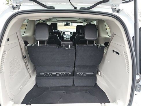 Used 2024 Chrysler Pacifica Limited w/ Uconnect Theater Family Group image 19