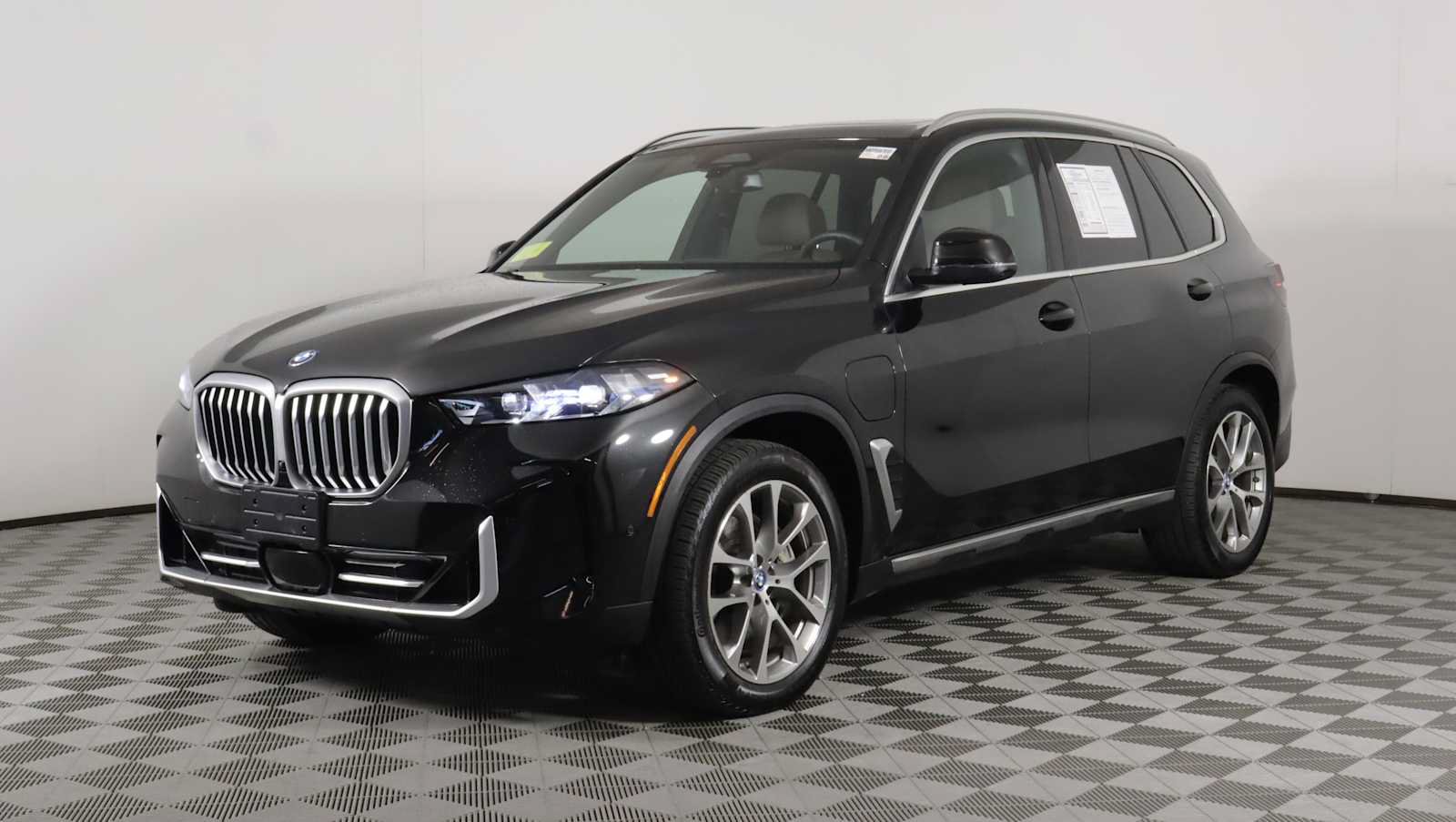 Used 2025 BMW X5 xDrive50e w/ Premium Package AWD/4WD image 3