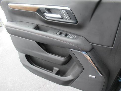 New 2025 Chevrolet Suburban High Country image 28