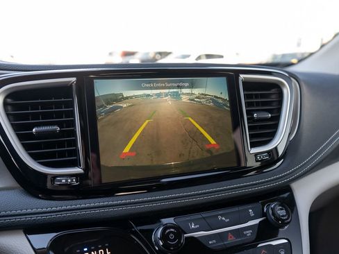 Used 2024 Chrysler Pacifica Select image 31