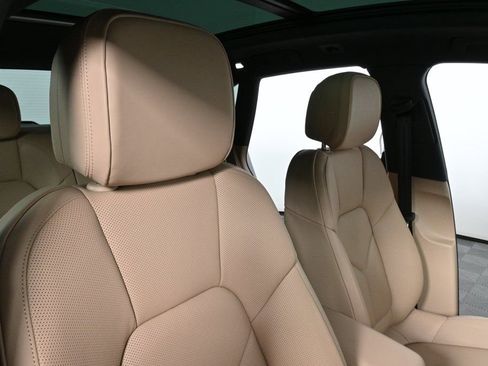 Certified 2025 Porsche Macan image 24