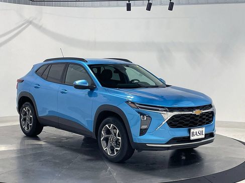 Used 2025 Chevrolet Trax LT FWD image 34
