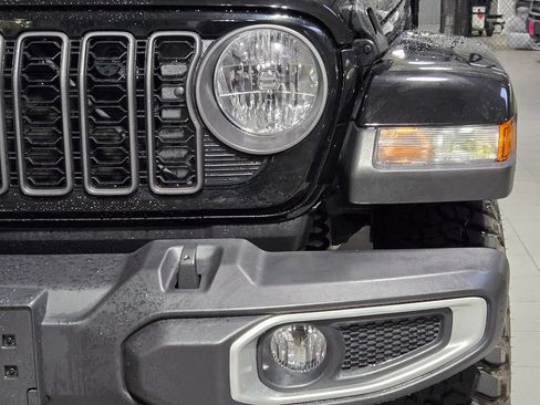 Used 2024 Jeep Gladiator Sport AWD/4WD image 11