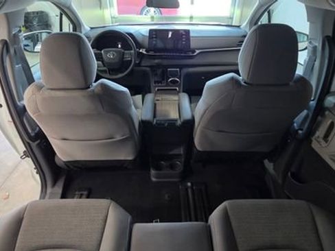 Used 2024 Toyota Sienna LE image 28
