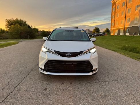 Used 2022 Toyota Sienna XLE FWD image 13
