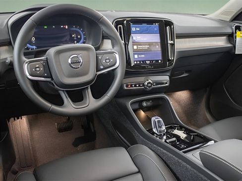 Certified 2025 Volvo XC40 B5 Plus image 23