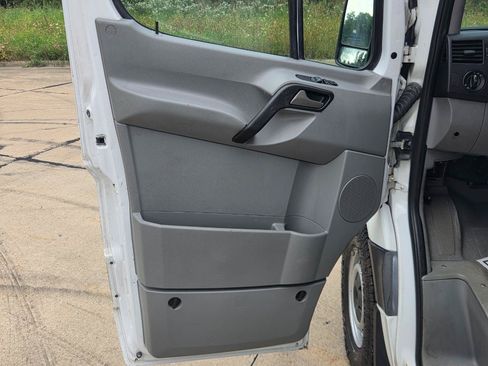 Used 2014 Freightliner Sprinter 2500 RWD image 17