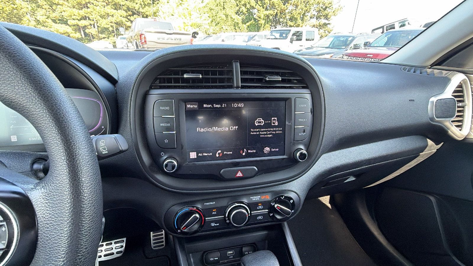 Used 2023 Kia Soul LX w/ LX Technology Package FWD image 30