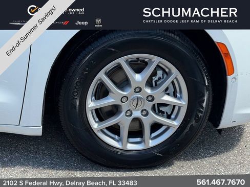 Used 2023 Chrysler Pacifica Touring-L FWD image 9