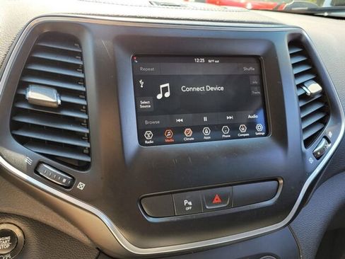 Used 2019 Jeep Cherokee Latitude Plus image 22